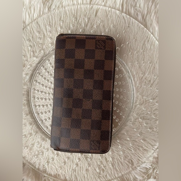 Authentic Louis Vuitton Damier Zippy Wallet - Picture 6 of 16